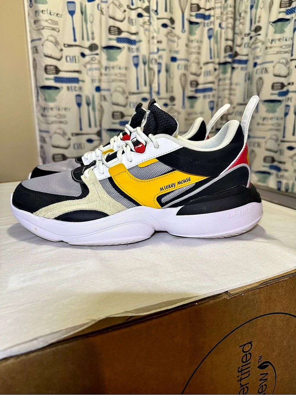 Li-Ning Medalist 92 x Mickey Mouse size 10.5